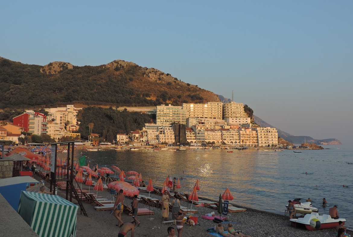 Urbanizovan plac s pogledom na more, Budva – Podmaine — fotografija 2